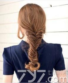 自己怎么编鱼骨辫视频,自己动手编出完美鱼骨辫教程