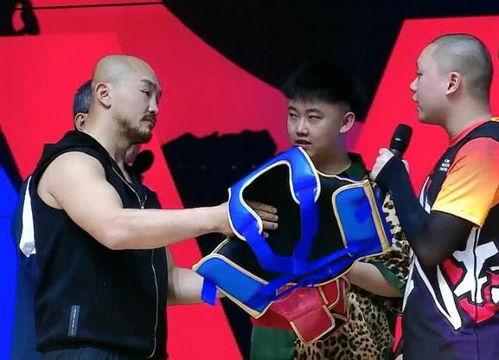 一龙站着让人打视频